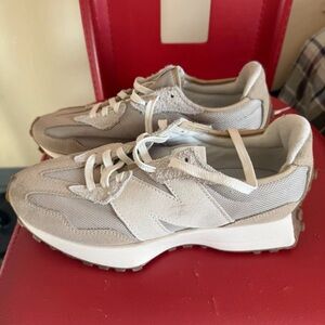 New Balance Women's Beige Sneakers / New (no box)size US8.5-9 women / 8 Men.